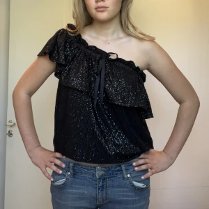 Glittrig festtopp - Säljer nu denna sjukt snygga Ida Sjöstedt topp som man kan ha på två olika sätt (se bild)🖤🖤