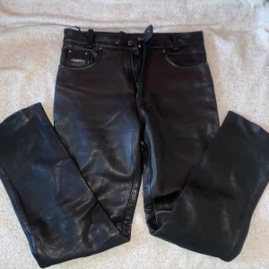 svarta läderbyxor  - läderbyxor i storlek L (damstorlek) säljer pga för stora. De kan nog också passa  som herrbyxor 