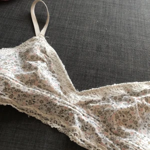 Un-padded bh från H&M  - Enkel Bh från H&M utan inlägg och utan bygel.  Strl 44 Använd men i nyskick, säljer eftersom den har blivit för liten för mig. Funkar också att använda som en vanlig topp på sommaren t.ex. Pris 225kr , Alt. Eget prisförslag från dig som köpare.