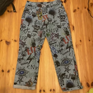 alternativa jeans  - dom har täcken på användning men i bra skick! knappt använt av mig dock köpte jag dom på secondhand men dom är originellt ifrån shein. storlek: M midjemått: 78 tyvärr passar dom inte mig då jag är 166 och en xs i vanliga fall!