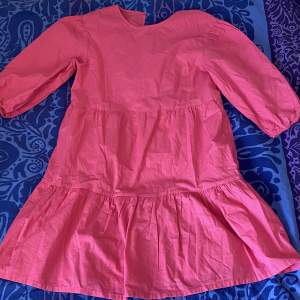 Säljer denna coola rosa klänning från hm!! Säljer pga brist av plats💗