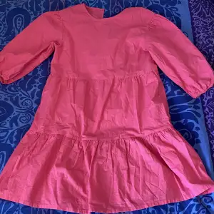 Säljer denna coola rosa klänning från hm!! Säljer pga brist av plats💗