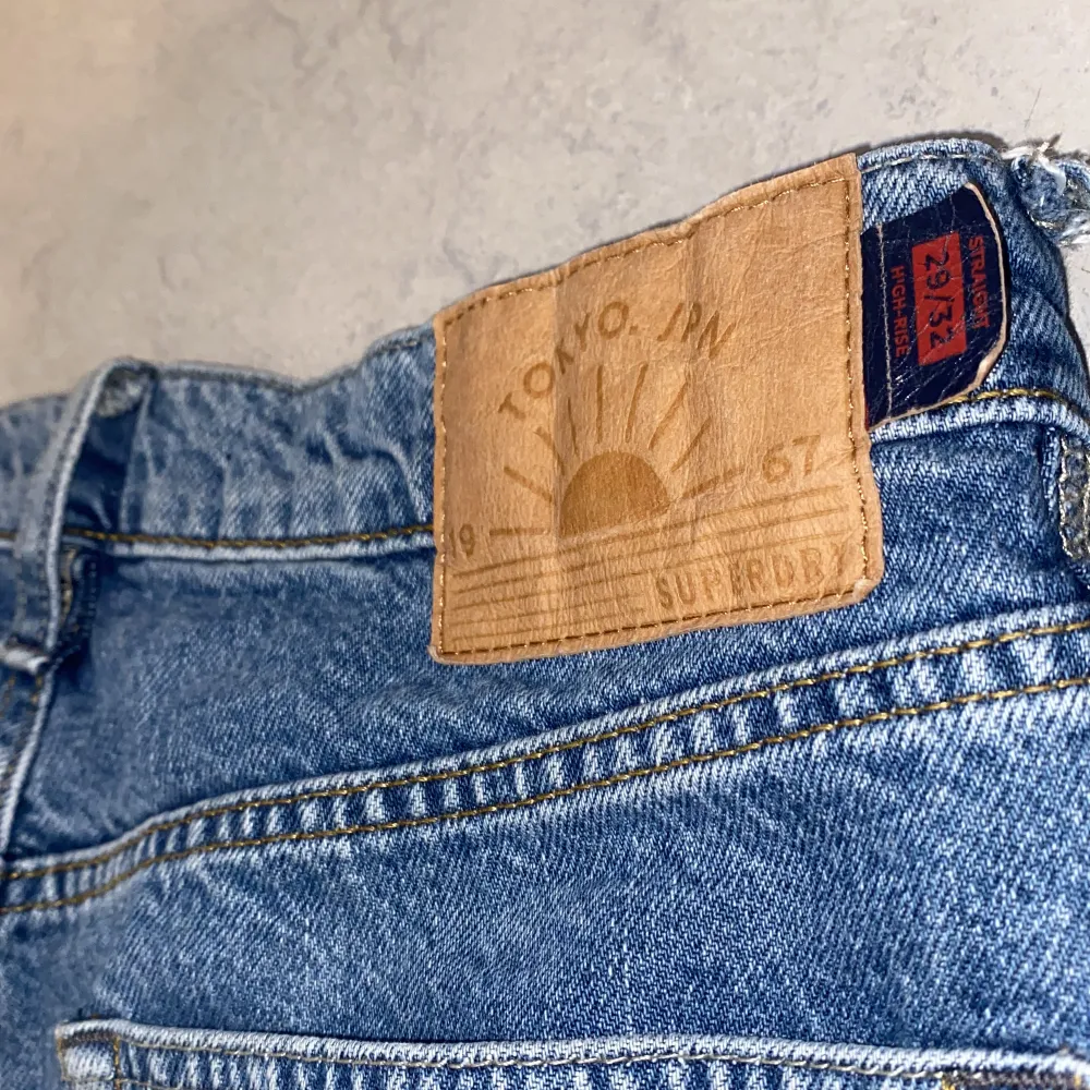 Ett par feta baggy jeans till hösten som är egen sydda men de är sydda i gul/guld (vilket är den vanligaste sytråds färgen i blåa jeans) och de är bra sydda. De är stora i midjan är de st 29 och i längden passar de för en person som är 150/155 cm lång👍. Jeans & Byxor.