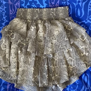 Volangkjol  - Säljer denna coola ormvolangkjol från gina!💗