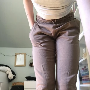 Bruna mjukisbyxor - Köpte dessa på stadium för några år sedan men de passar inte i längden längre 🤎Från märket soc och stl S. Innebenslängd: 75cm. Midjemått tvärsöver: 30cm (har stretch). Använd köp nu eller skriv vid köp 💗