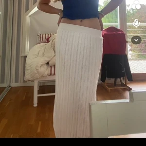 Lång kjol  - Säljer min super fina långkjol från Lindex. Den är helt slutsåld. Superfint skick! Nypris 399💕💘