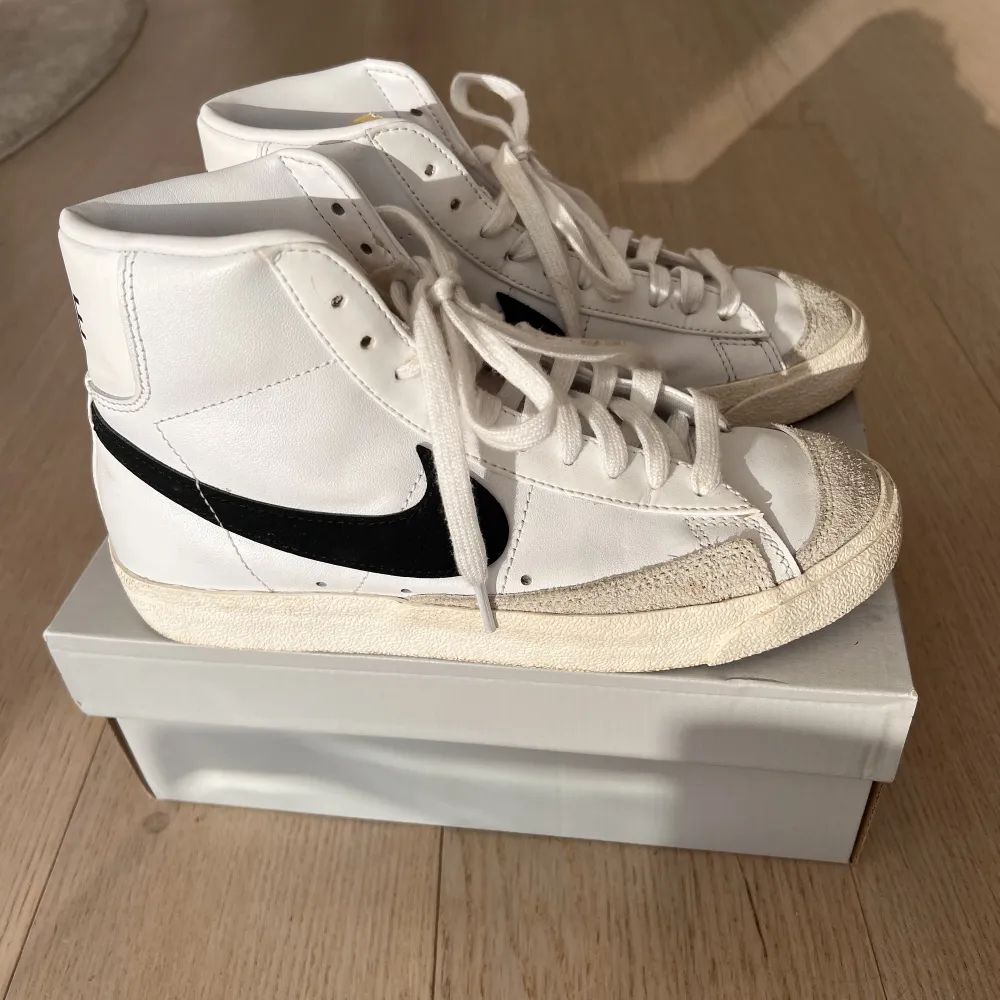 Säljer mina nike blazer sneakers då de inte kommit till användning. Använda vid 2 tillfällen, i princip som nya! Nypris 1249 kr. Normala i storleken, men lutar åt det större om något. Finns kvar så länge annonsen är kvar!🤍. Skor.