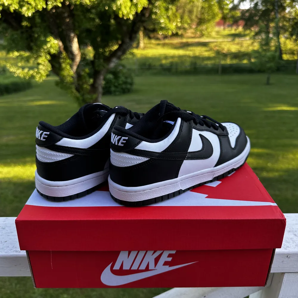 Helt nya Nike Dunk Low ”Panda” i storlek 38 Hör av dig för mer info. Skor.