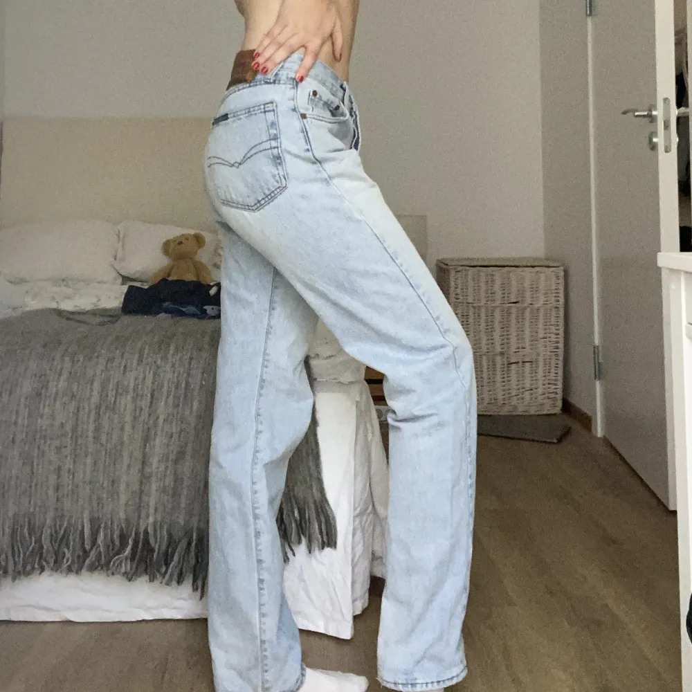 Snygga vintage jeans. Osäker på storlek, men skulle säga W30/L34. Jag har vanligtvis W29/L34 i mina jeans, dessa sitter lite oversized på mig. . Jeans & Byxor.