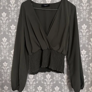Blus - Fin omlottblus i  khaki grön, endast använd en gång 😊🍃