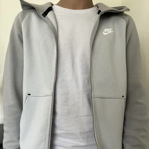 Grå/vit Nike tech fleece  - Tja, jag säljer en old version av nike tech fleece från 2019 som är i storlek S. Den är i superbra skick och passar till olika tillfällen😊