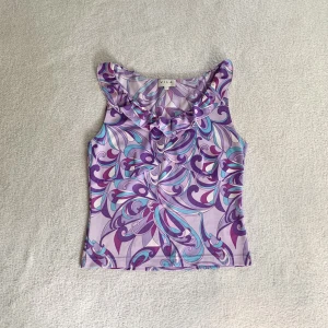 Mönstrad topp - Lila mönstrad topp med volanger runt halsen, vintage Vila! Står stl L men är som XS/S 🤩