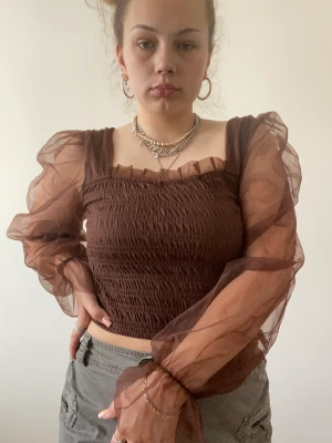 Brun blus - Brun blus med coola flowy ärmar