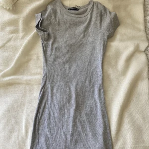 Klänning - Grå stickad klänning från new yorker🤍