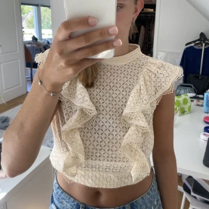 Blus/topp - Jättesöt blus/topp med öppen rygg och knytning längst ned. 