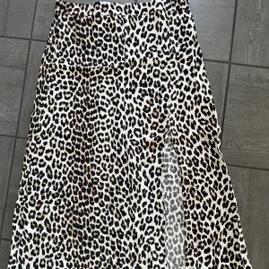 Lång kjol  - Helt ny kjol med slits storlek 44 men liten i storleken så mer 42 