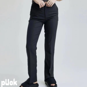 Kostymbyxor  - FRI FRAKT. Säljer dessa kostymbyxor från bikbok i modellen Vilma i storlek 36. De är aldrig använda🤍