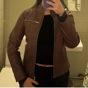 Vintage läderjacka skinnjacka leatherjacket bikerjacka motorcykeljacka läder leather jacka jacket vintage  - Vintage läderjacka i fint skick säljes, upplevs som en strl: M. 