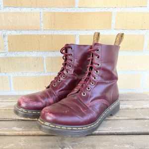 Dr Martens, stl 40 - Röda Dr Martens i storlek 40. I använt men gott skick, hela och rediga! 