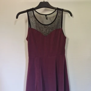 Sommarklänning - Mycket litet använd. Slutar mitten på låret. 