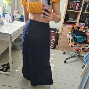 Mörkblå maxikjol - Jättefin kjol med knappar upptill. För referens är jag 165 lång och tycker den är perfekt längd på mig. Snygg detalj med veck (ingen slits). Sparsamt använd. 