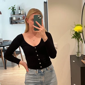 Urringad tröja - Topp från Bikbok med djup urringning både fram och bak. Gummi på insidan för att hålla toppen på plats. Använd och en del noppror finns, se bild 3. 🤍