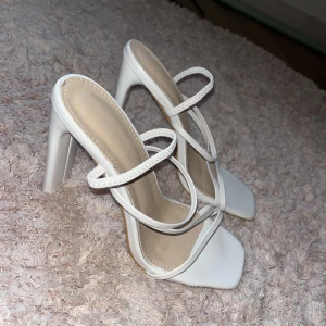 Vita oanvända klackskor  - Vita oanvända klackar i storlek 36 men funkar även för de som har storlek 37