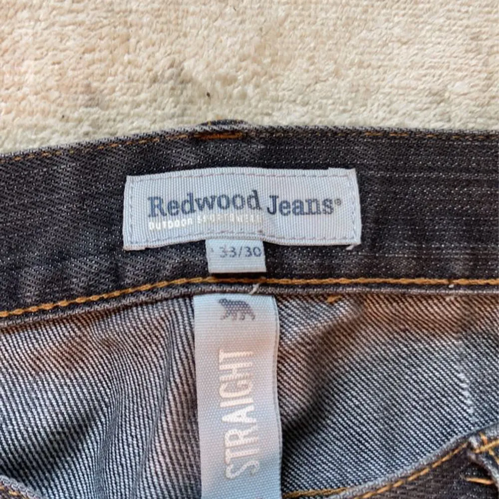 Jag säljer nu mina grå straight jeans eftersom de inte passade. Jeansen är knappt använda så är i mycket bra skick. Jeans & Byxor.