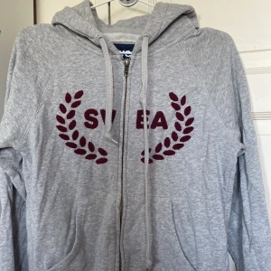 Hoodie Svea - Fin hoddie med dragkedja, fint skick bortsett från lite avskavt på snöret (se bild 2) 