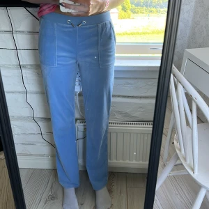 Ljus blåa Juicy byxor - Säljer mina ljus blåa Juicy byxor för dom är lite korta! Jag är 168-169 ich! Har nästan aldrig använt dom! Jätte fint sick och inga fläckar eller sådant! 