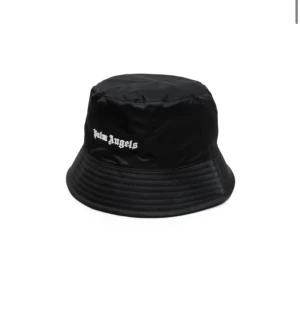 Palm Angels Hatt  - Säljer en helt ny Palm angels hatt som är beställd från Miinto, skickas i Miinto paketet med kvitto mm.. Nypris var 2095kr.  Säljer för 1200kr.  Kan gå ner i pris vid snabb & smidig affär. 