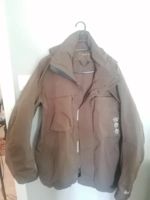 Diverse feta kläder  - Ripcurl Medium Nyskick NIRVANA Medium Nyskick Regnbågstrojan XS nyskick Priset är för alla tre 