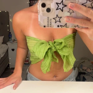 scarf - en fin scarf som man kan knyta på olika sätt detta är bara ett av dem. 