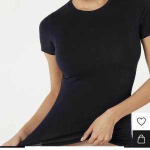 Intimissimi Tshirt - Säljer denna T-shirt från intimissimi, endast använd en gång då den aldrig riktigt blev använd, köptes för ca 2 månader sen för 189kr. Hör av er vid intresse eller tryck på köp nu😀