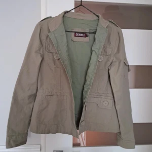 Grön tunn jacka  - Tunn jacka, passar 36/38