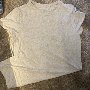 Djerf Avenue T-shirt  - En basic T-shirt i grå färg och mjukt material från Djerf Avenue. Finns ett väldigt litet hål i tröjan, DM för fler bilder 