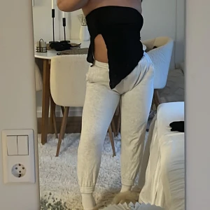 Snygg assymetrisk topp 😎 - Snygg topp! Storlek S och aldrig använd, snygg slits i sidan 😆