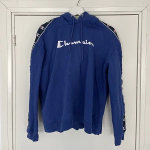 Vintage champion - Champion hoodie storlek XL men skulle snarare säga M-L🩵