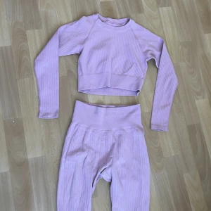 Träningsset ifrån stadium st M/L - Träningsset ifrån SOC köpt på stadium. Nypris för hela setet är 998kr då båda delarna kostade 499kr. Mitt pris är 599kr för hela setet eller 399kr styck.  Köpt för över ett år sedan. Bra skick, endast använd ett par gånger. Billigare vid snabb affär