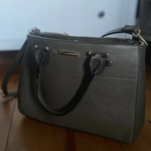 olivgrön handväska - superfin olivgrön handväska, knappt använd, nyskick💕mindre dator får plats