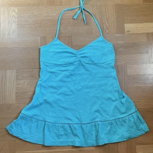 Turkos halterneck - En ursnygg turkos halterneck 💙🤩 Så y2k och somrig. Köpt secondhand men i bra skick Tryck ej på köp nu!! 🚫
