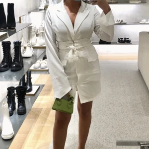 Blazer klänning EU36 - Säljer denna Blazer klänning som har en korsett med för att tighta upp i midjan. Använd 1 gång. Köpt från PLT för 32£ (435SEK). 