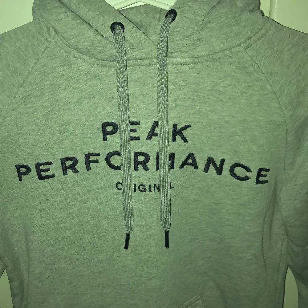Fin tröja i nyskick från peak performance!  Säljer pga för liten för mig. :/. Hoodies.