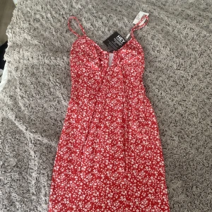 Söt klänning  - Säljer en väldigt söt klänning från Nelly. Det är en kortmodell och aldrig använd.  Jag är 170cm och den passar mig bra. Köparen står för frakt/ kan även mötas upp i Stockholm.