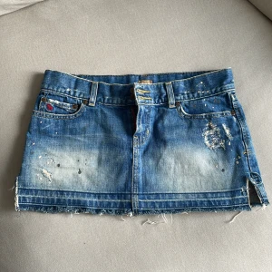 Jeans kjol!  - Säljer denna skit coola jeans kjol pågrund av att den tyvärr är för stor för mig! Bud: 300 avlutar ikväll! 