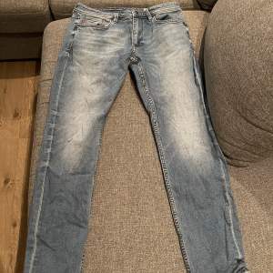 Oanvända jeans i storlek W29 L32