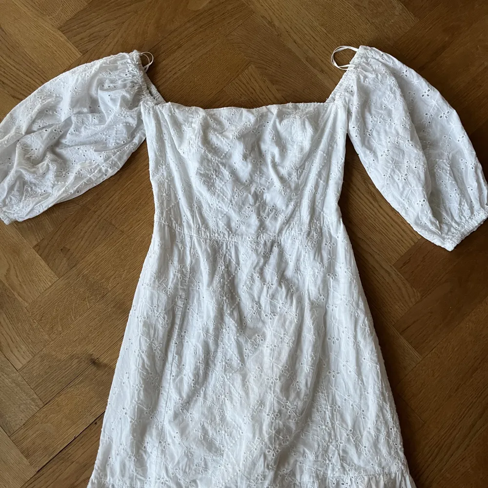 Säljer denna jättefina vita klänningen från bikbok för den har blivit för liten. Den är i storlek xs. . Väskor.