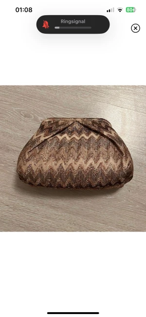 Väska utan axelband  - Väska ifrån Beck söndergaard, köpt för 600kr och har aldrig blivit använd 