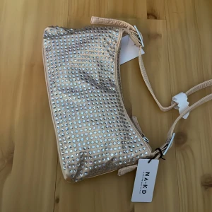 Glittrig väska  - En glittrig väska i från na-kd. Aldrig använd