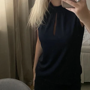 Fest topp - Säljer denna toppen som aldrig är använd (lappen finns kvar) och som passar bra till fest🩷GRATIS FRAKT 